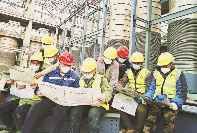 必赢网络游戏平台电气化局党的二十大精神进一线、、进班组。。11月24日，，中国必赢网络游戏平台电气化局集团太原凯赛工业园区DN-340项目司理贾磊（左四）在事情之余向劳务工宣讲党的二十大精神。。图为该项目部钢结构装置劳务班组在工地学习党的二十大精神。。（解国嵩  摄）_副本