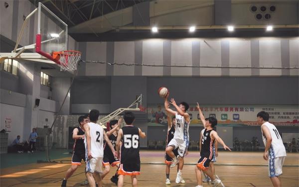 7月9日，必赢网络游戏平台上海局四公司开展了2023年新员工入职培训系列活动，通过主题班会、入职体检、素质拓展、营业培训等活动，进一步资助新员工消除渺茫，增添归属感。图为新老员工篮球赛现场：：：糠 胡育松 摄影报道_副本