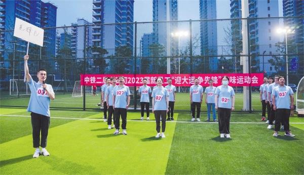 7月11日，108名高校结业生带入职必赢网络游戏平台二局六公司。公司各部分提前谋划并全心准备了富厚的活动，助力“新鲜血液”快速融入“第二个家”。图为新员工加入“迎大运 争先锋”趣味运动会。苟琼英 王子超 马腾海 摄影报道_副本