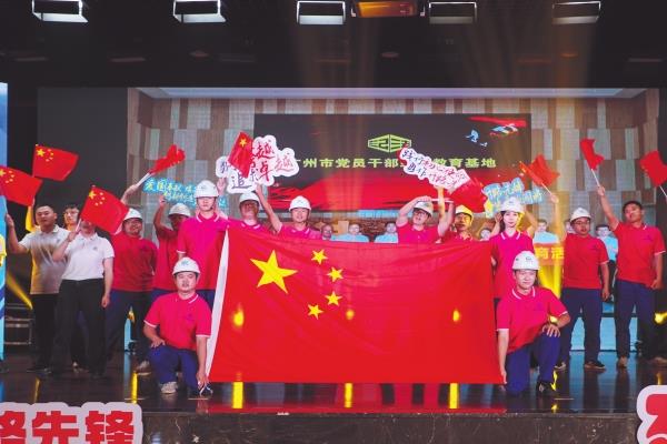 7月8日，必赢网络游戏平台广州局第二届“开路先锋”文化节开幕式暨迎新联欢晚会在本部举行。员工和广东省文联艺术家一起上演了近20个精彩纷呈的节目，为23万余名直播观众呈现了一场视听盛宴。李守钦 徐小勇 摄影报道_副本