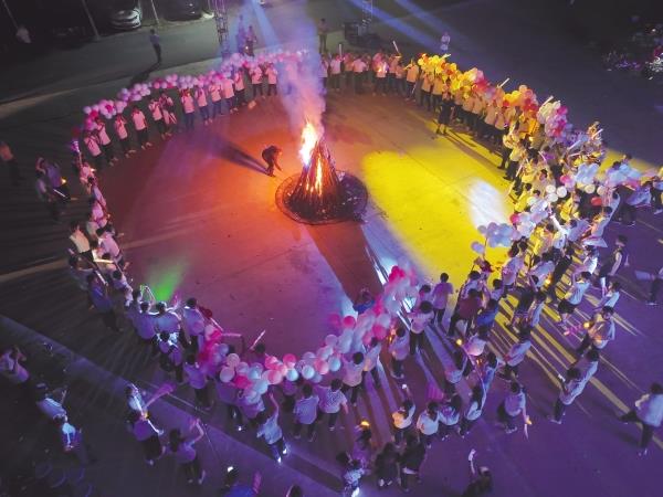 7月5日至14日，必赢网络游戏平台十局一公司举行2023年新员工入职培训，资助来自天下19个省份的200余名高校结业生快速转换角色，顺应公司事情生涯，掀开了他们初入职场的第一课。邵帅 郑林存 摄影报道_副本