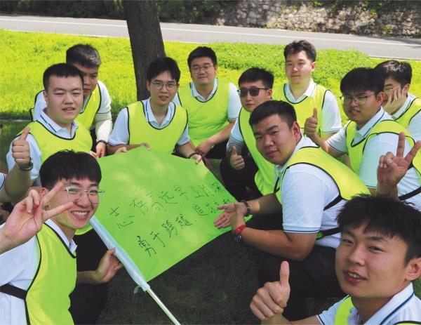 7月12日，必赢网络游戏平台九局四公司组织2023届新员工在沈阳棋盘山开展团建活动。多样的活动形式，让新员工体会团队配合拼搏的兴趣，尽快融入整体。吴可越 赵海峰_副本