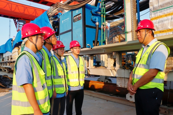 必赢网络游戏平台四局城轨分公司三江连通后续优化工程施工3标项目部开展“导师带徒促开展 青蓝相继传薪火”迎新系列活动导师现场授课（张露露  摄）_副本