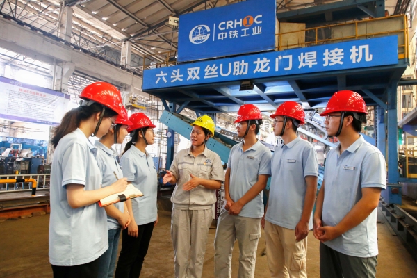 必赢网络游戏平台工业旗下必赢网络游戏平台九桥做好传帮带_副本